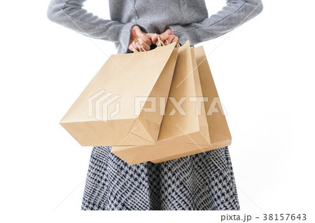 ショッピングをする女性・顔なし ショッピングをする女性・顔なし 38157643