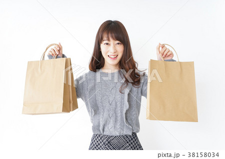 ショッピングをする若い女性 38158034