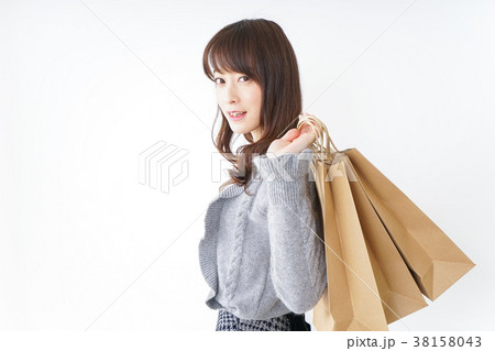 ショッピングをする若い女性 ショッピングをする若い女性 38158043