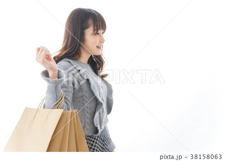 ショッピングをする若い女性 ショッピングをする若い女性 38158063