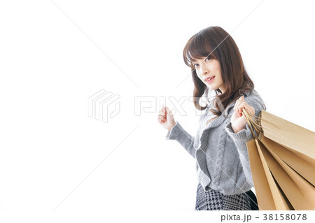 ショッピングをする若い女性 ショッピングをする若い女性 38158078