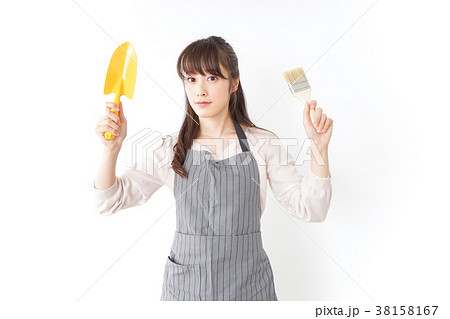 DIYをする若い女性 38158167