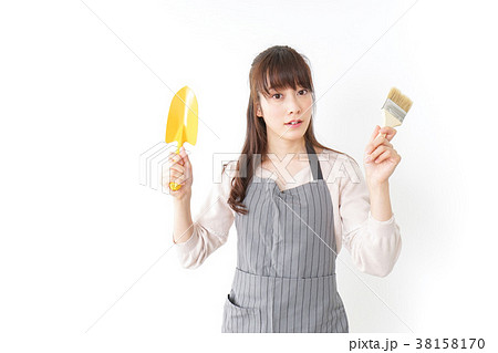 DIYをする若い女性 38158170