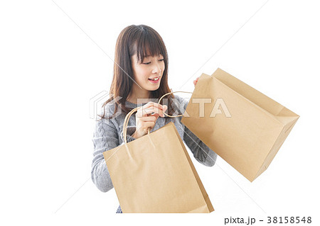 買い物をする若い女性 買い物をする若い女性 38158548