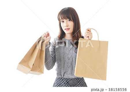 買い物をする若い女性 38158556