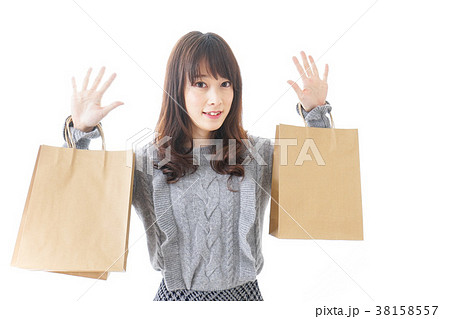 買い物をする若い女性 買い物をする若い女性 38158557