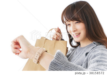 買い物をする若い女性 買い物をする若い女性 38158572