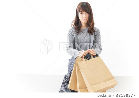 買い物をする若い女性 38158577