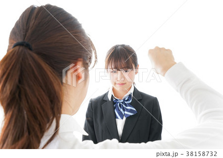 先生に怒られる生徒 先生に怒られる生徒 38158732