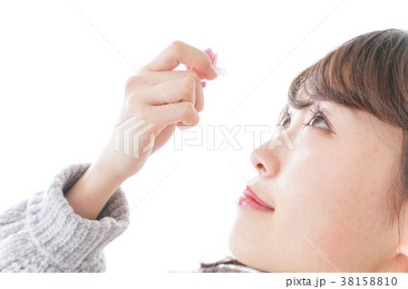 目薬を入れる女性 38158810