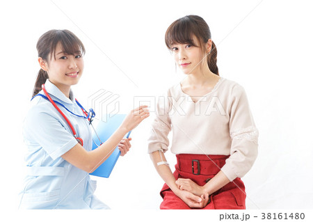 点滴をする女性と看護師 38161480