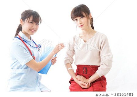 点滴をする女性と看護師 38161481