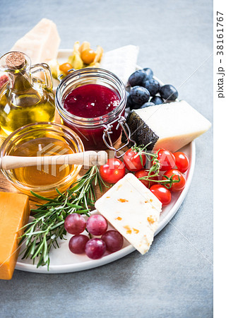 Cheese board with cranberry and autumn fruits Cheese board with cranberry and autumn fruits 38161767