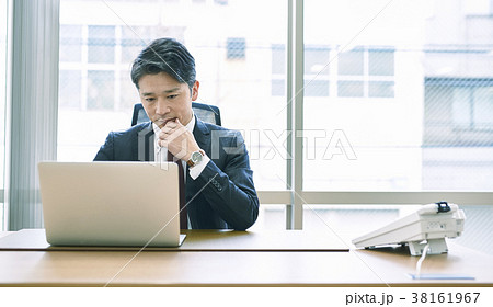 パソコンを使うミドルビジネスマン 38161967