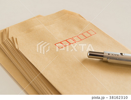 封筒 宛名書き 郵便番号枠 茶封筒の写真素材