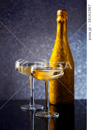 Image of bottle of sparkling wine in gold wrapper 38162967