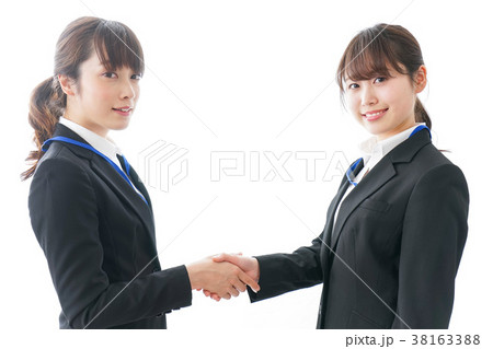 握手をするビジネスパーソン 38163388
