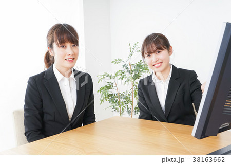 ミーティングをするビジネスパーソン 38163662