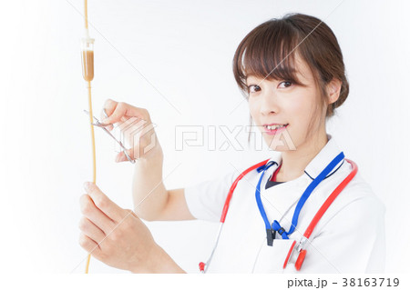 点滴を扱う看護師 38163719