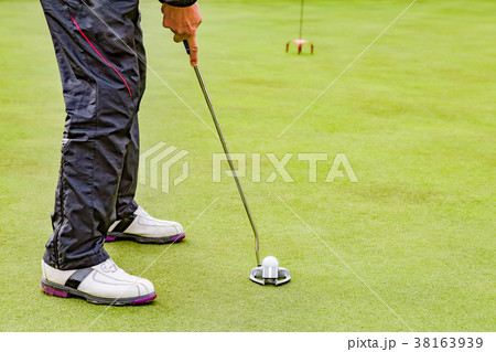 ゴルフ場のグリーンとボール 38163939