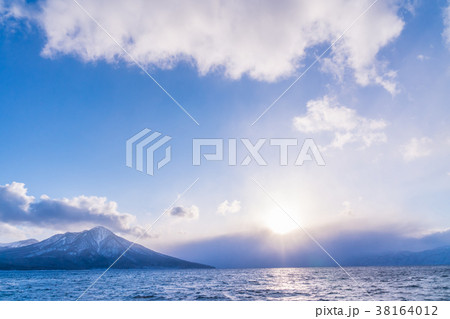 冬の北海道 支笏湖と恵庭岳 38164012