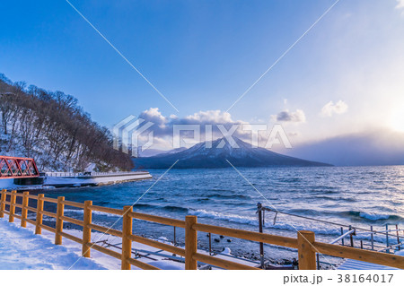 冬の北海道 支笏湖と恵庭岳の写真素材