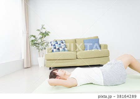 一人の時間を過ごす思春期の女性 一人の時間を過ごす思春期の女性 38164289
