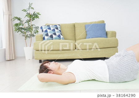 一人の時間を過ごす思春期の女性 一人の時間を過ごす思春期の女性 38164290