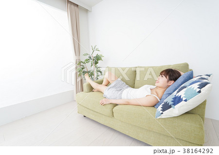 一人の時間を過ごす思春期の女性 38164292