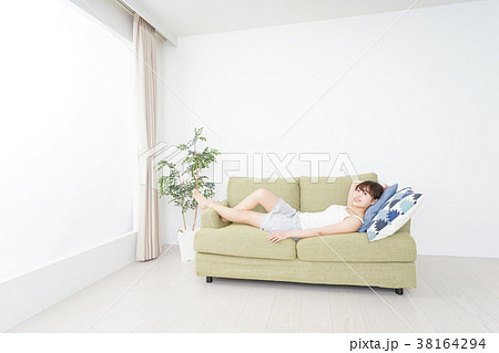 一人の時間を過ごす思春期の女性 一人の時間を過ごす思春期の女性 38164294