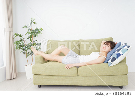 一人の時間を過ごす思春期の女性 一人の時間を過ごす思春期の女性 38164295