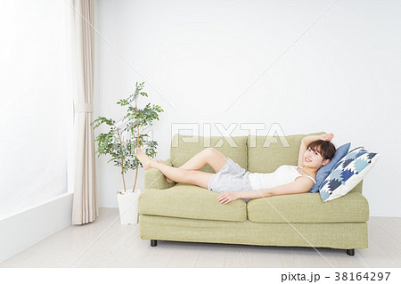 一人の時間を過ごす思春期の女性 一人の時間を過ごす思春期の女性 38164297