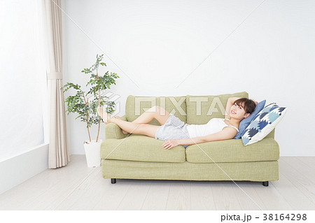 一人の時間を過ごす思春期の女性 一人の時間を過ごす思春期の女性 38164298