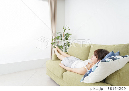 一人の時間を過ごす思春期の女性 38164299
