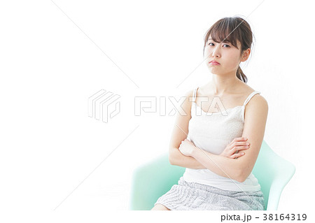 腹を立てる女性 腹を立てる女性 38164319