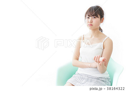 腹を立てる女性 腹を立てる女性 38164322