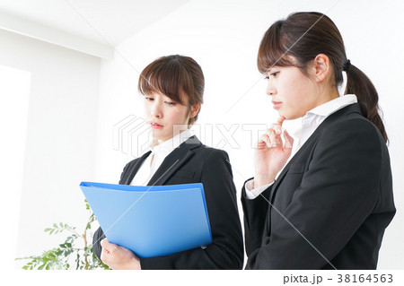 ブリーフィングをするビジネスウーマン 38164563