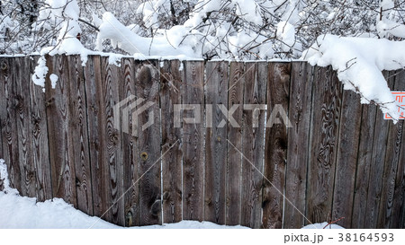 Beautiful wooden fence in the winter in the fresh 38164593