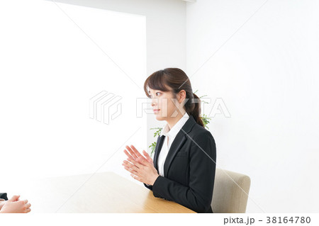 面接を受けるスーツ姿の女性 38164780