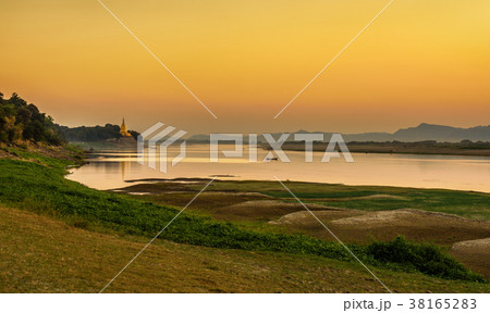 Sunset above Irrawaddy river in Bagan 38165283