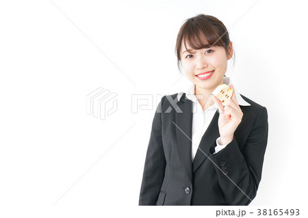 家を持つビジネスウーマン・不動産業イメージ 38165493