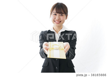 祝儀袋を渡すスーツ姿の女性 祝儀袋を渡すスーツ姿の女性 38165666