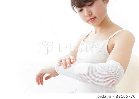 腕のケガをした女性 腕のケガをした女性 38165770