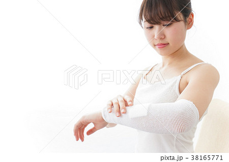 腕のケガをした女性 38165771