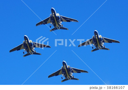 ブルーインパルスの曲技飛行 38166107