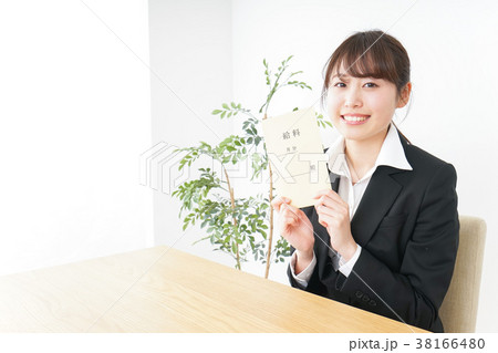 給料をもらい喜ぶビジネスウーマン 38166480