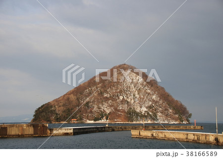 青森港浅虫地区(浅虫観光港)から見た、浅虫温泉の象徴とも言われる「湯の島」。 38166589