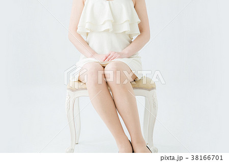 椅子に座る女性の写真素材