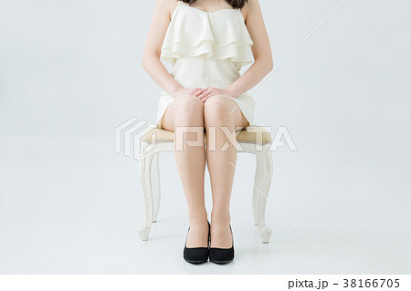 椅子に座る女性の写真素材