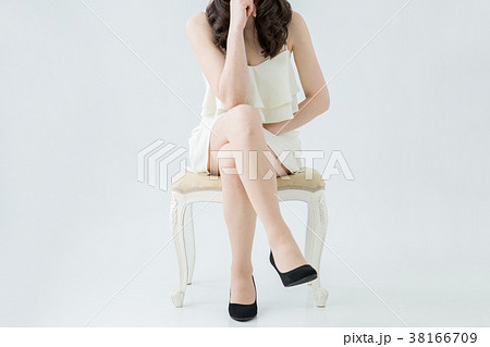 足を組んで考える女性 足を組んで考える女性 38166709